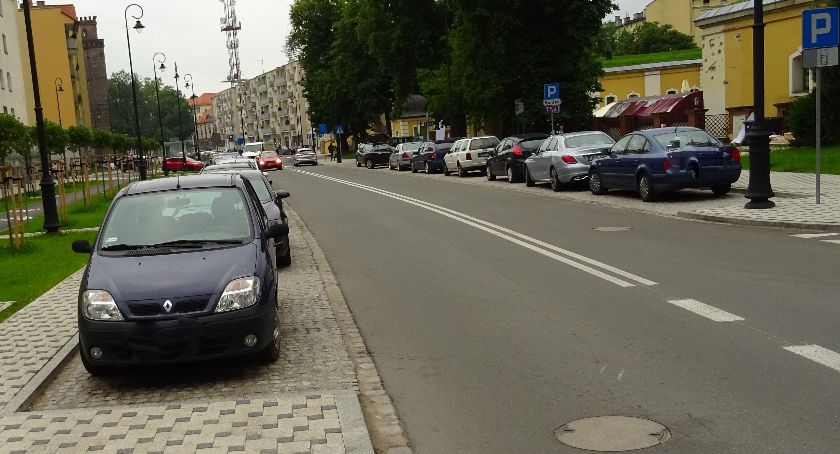 Garaże zamiast parkingu