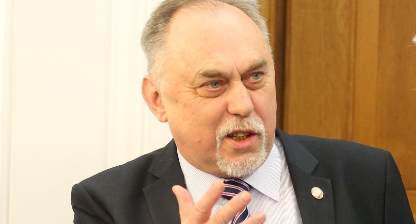 Premier buja, a tu pospolitość skrzeczy