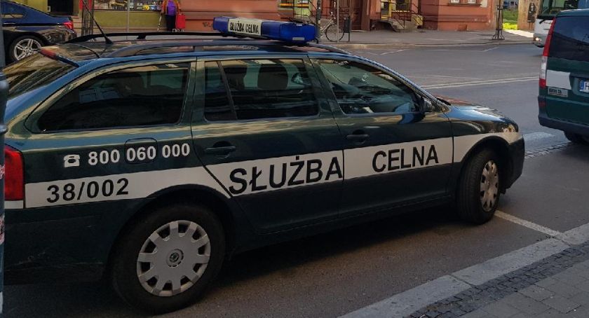 Przetrzepali kurierów. Znaleźli podróbki odzieży