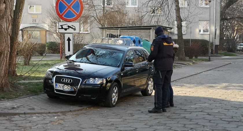 Miejsc parkingowych brak, jest kontrola 