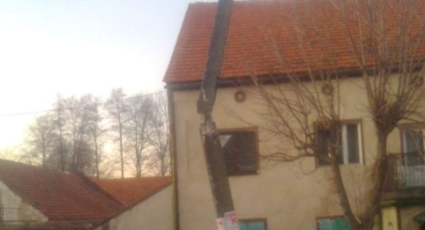 Zdemolował słup i uciekł