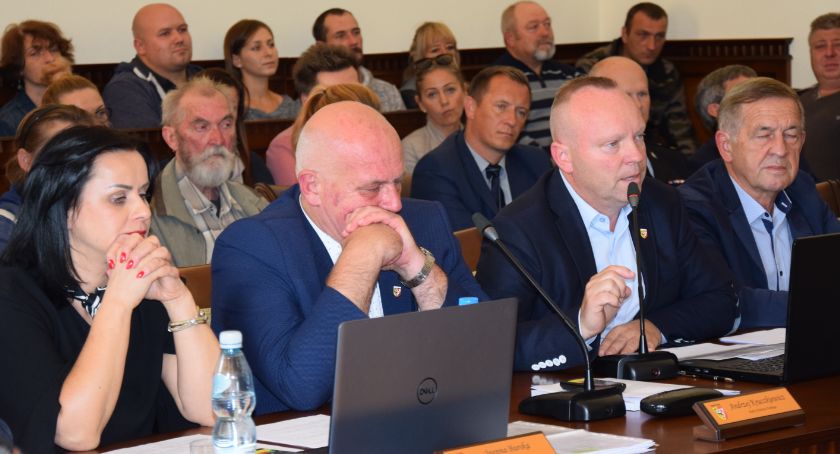 Powiat z budżetem. Ludzie Chwaleni przeciwko