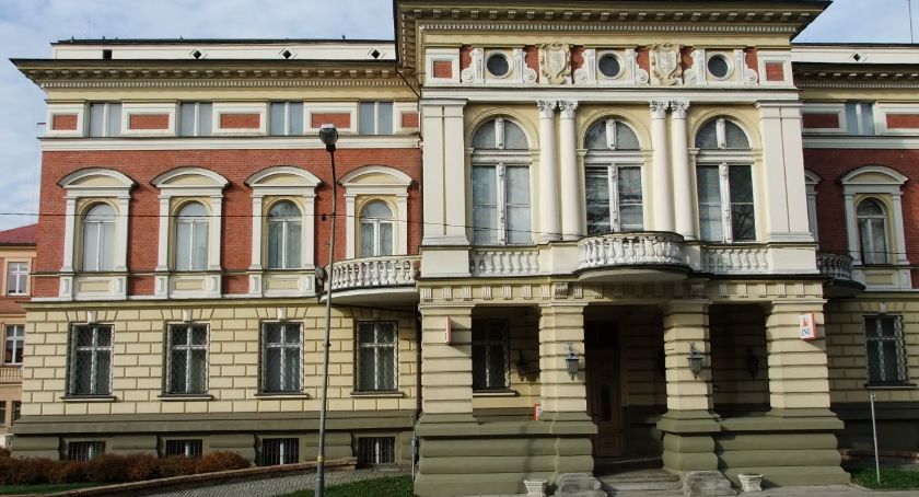 Budżet powiatu: Niewiele na remonty dróg