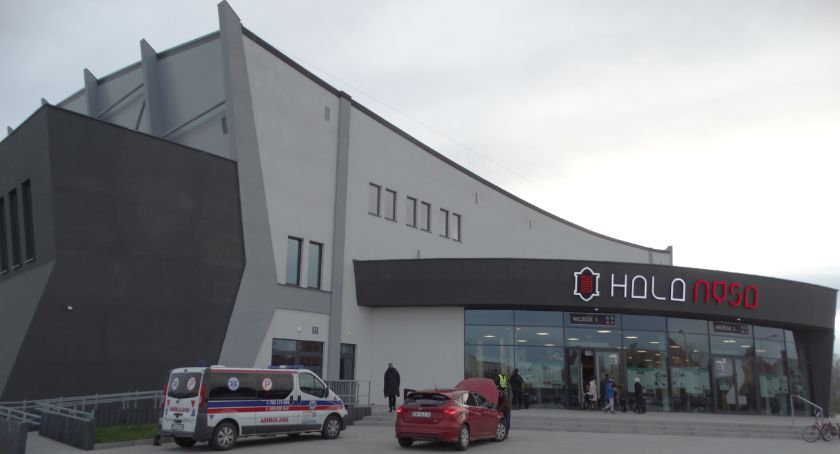 W Hali obce osoby odprawiają klientów?