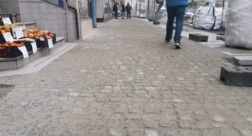 Na nowej kostce można połamać nogi!