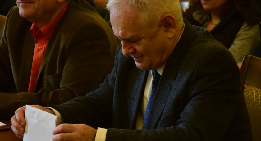 Ile zapłacił sekretarz?