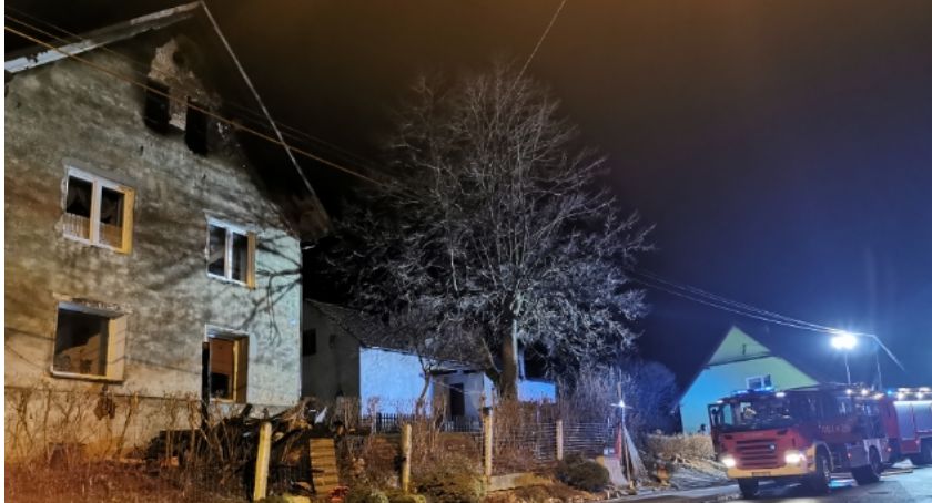 Pożar w Głębinowie. W środku rodzina z dzieckiem [FOTO]
