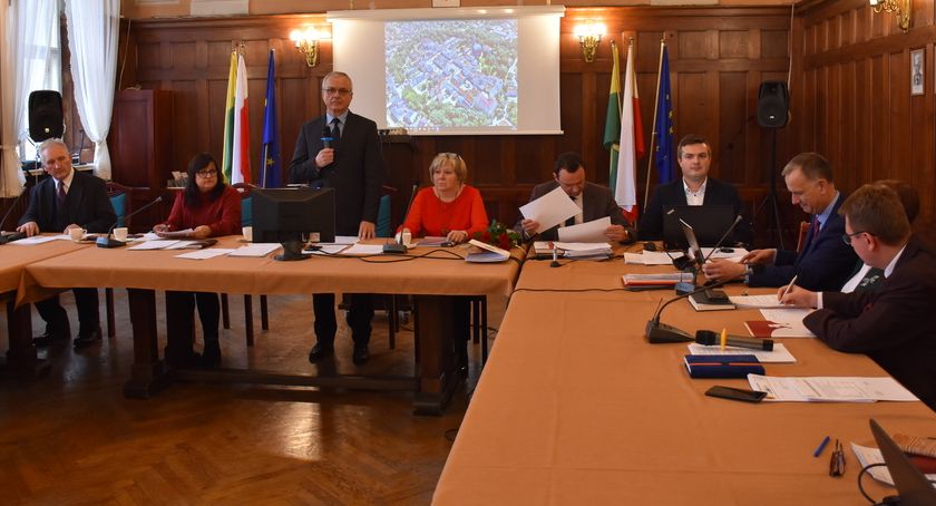 Walczą z powiatem o remonty dróg