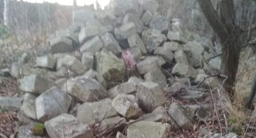 Składowisko odpadów na terenie szpitala!