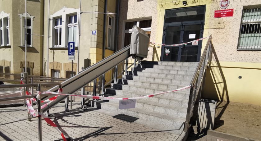 Koronawirus. Nysa. Dezynfekcja komendy policji