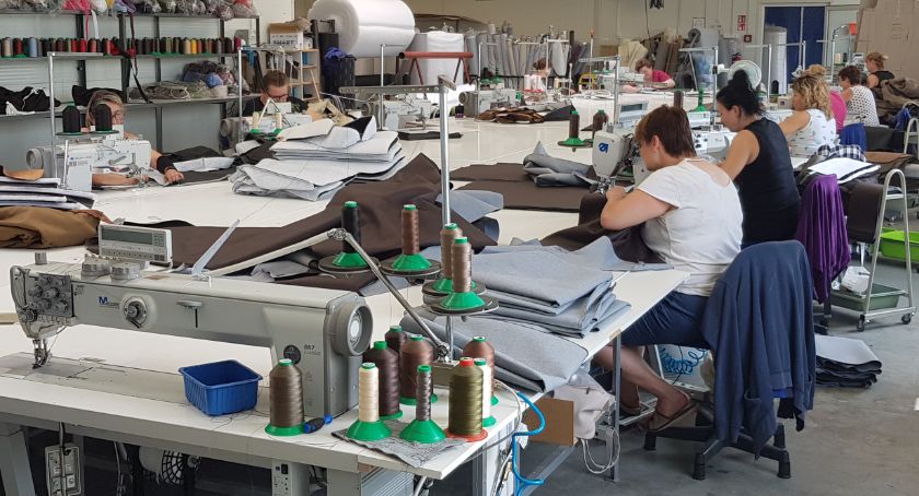 Maseczki zamiast mebli. Lokalny producent wspiera sektor medyczny
