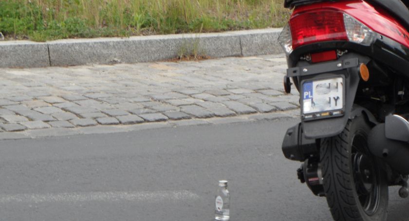 Motorowerzysta wiózł 