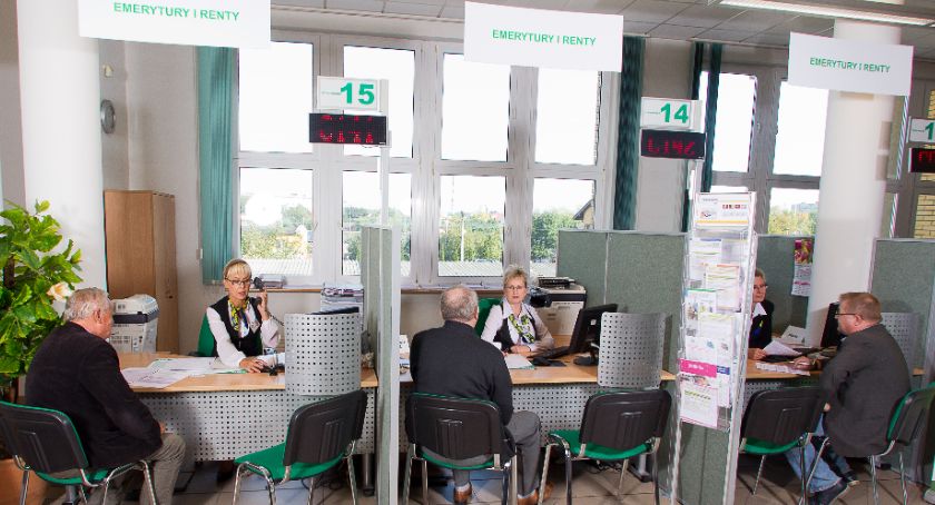 Każdy emeryt dostał po 981 zł