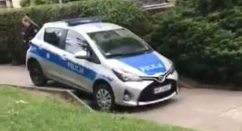 Nyski radiowóz zawisł na schodkach. Hit internetu
