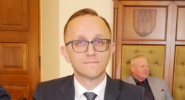 Radny z Paczkowa krytykuje starostwo powiatowe. Chod…