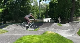 Pumptrack obok szkoły
