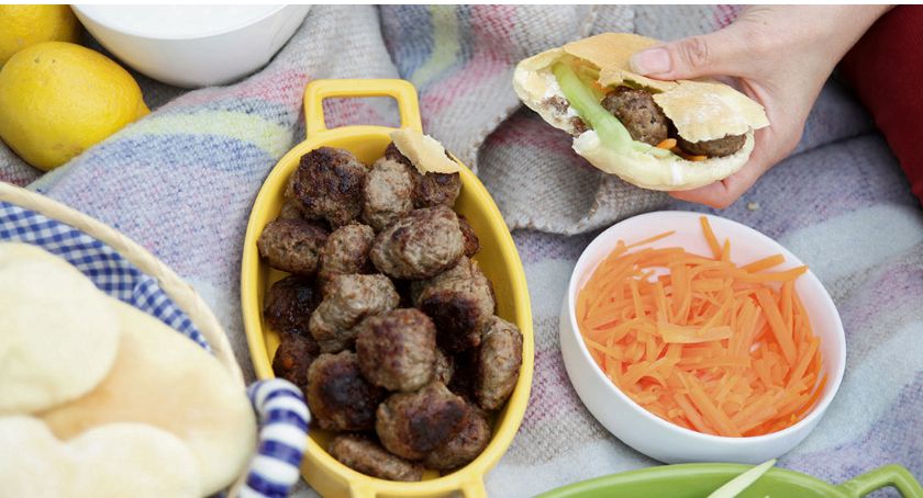 Piknik (przepis na wołowe kotleciki z chlebem pita)