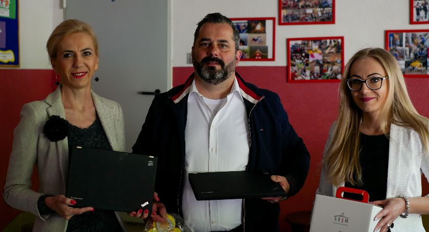 Poseł pomaga w zdalnej nauce