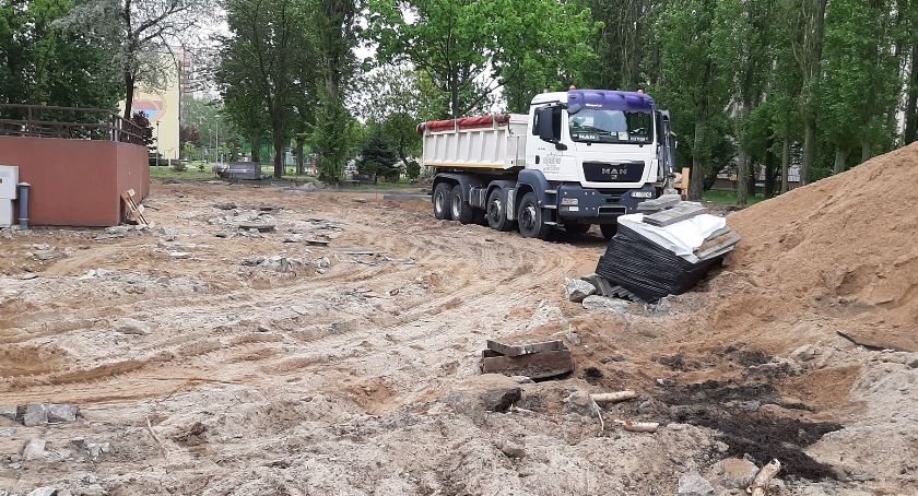 Przedszkolaki z „Szesnastki” będą miały nowy plac zabaw. Co się zmieniło do tej pory?