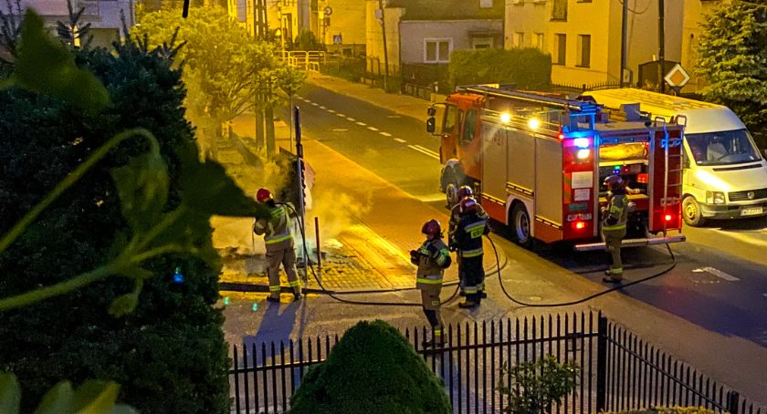 Nocny ogień i straż przy 
