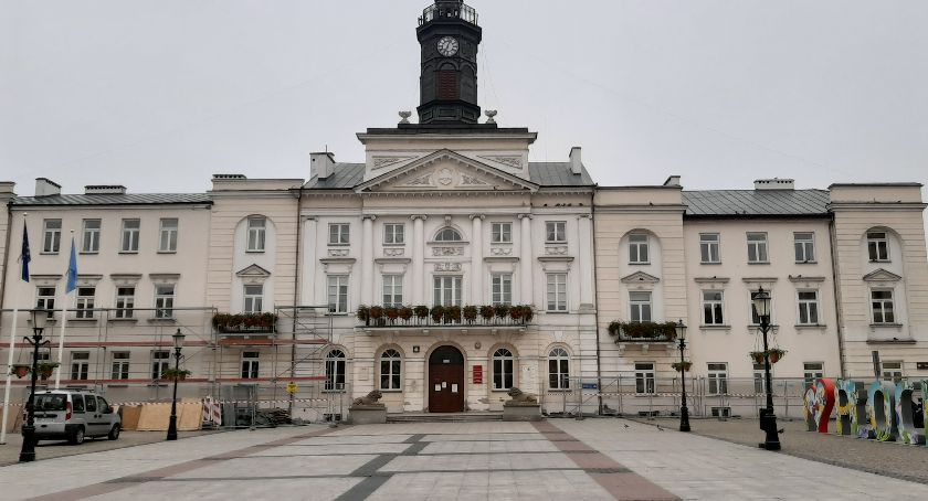 Rozpoczął się remont elewacji płockiego ratusza