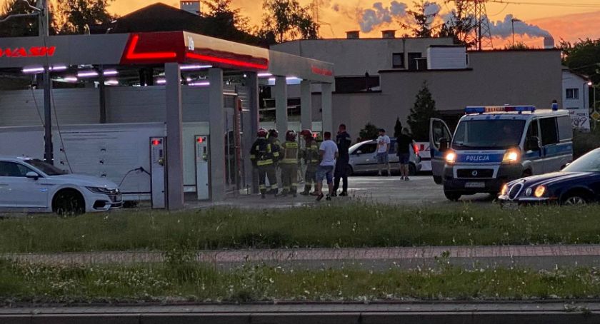 Gaz ulatniał się na myjni samochodowej przy dworcu. Trwa akcja! [FOTO]