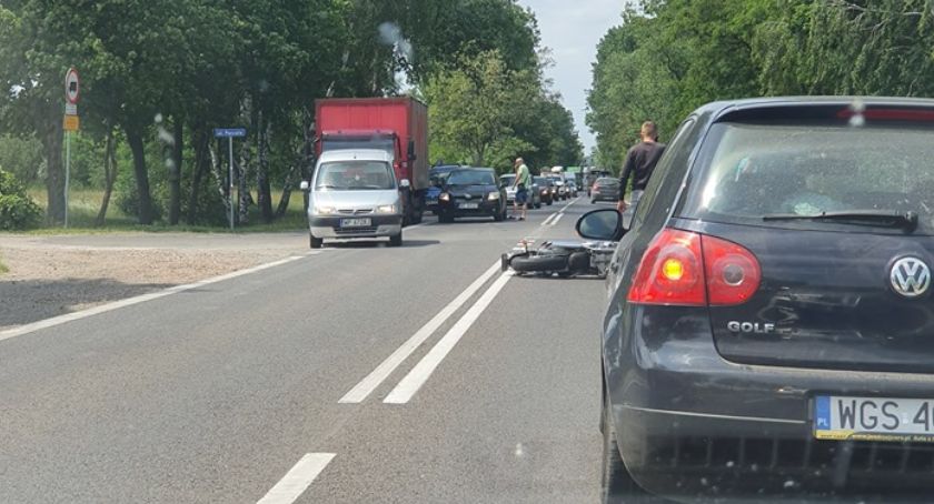 Motocykl leży na asfalcie. Sprawca zbiegł z miejsca zdarzenia [AKTUALIZACJA]