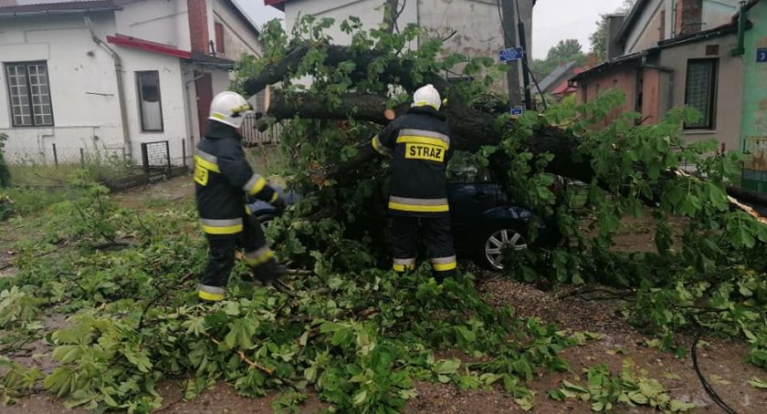 Drzewa połamane, samochody zniszczone. Kolejne akcje strażaków