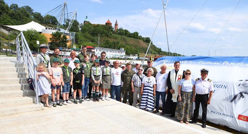 Relikwie Jana Pawła II przypłynęły do Płocka. Wszystko za sprawą tratwy „Pielgrzym”