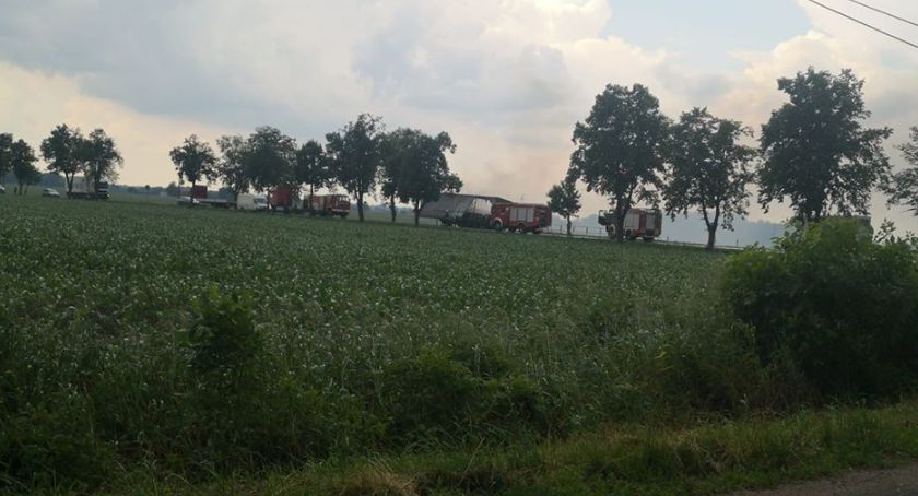 Płonie naczepa w Psarach. DK-60 obecnie nieprzejezdna [FOTO]