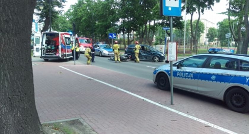 Motocykl leży na ul. 1-go Maja. Kolejny wypadek