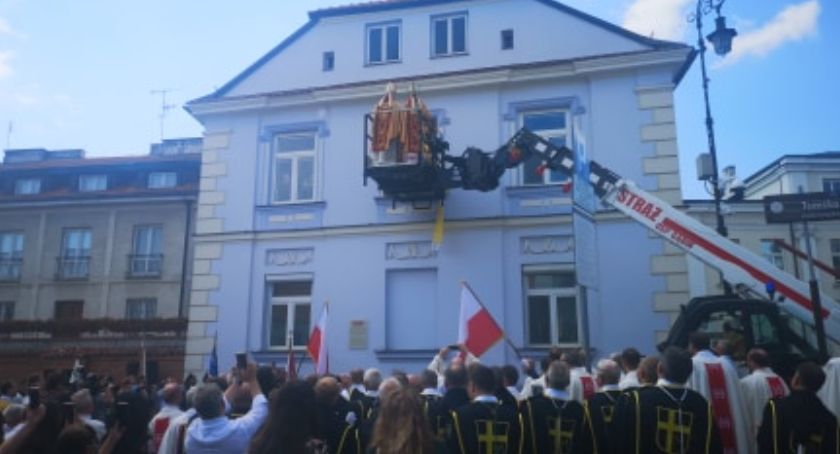 Poświęcenie mozaiki z wizerunkiem Jana Pawła II. Kardynał Dziwisz w Płocku