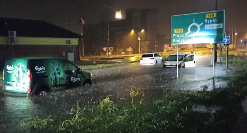 Ulewa nad Sierpcem. Zalane piwnice, zablokowane samochody