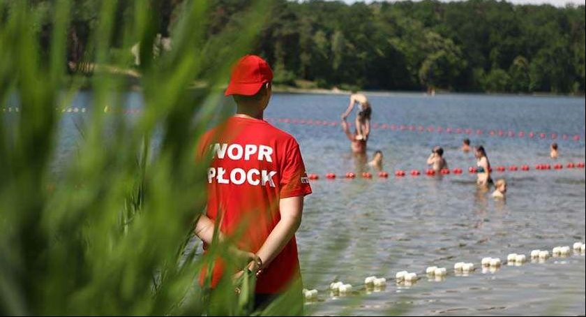 Od piątku można już wypoczywać na plaży w Grabinie. ORLEN i WOPR zadbają o bezpieczeństwo