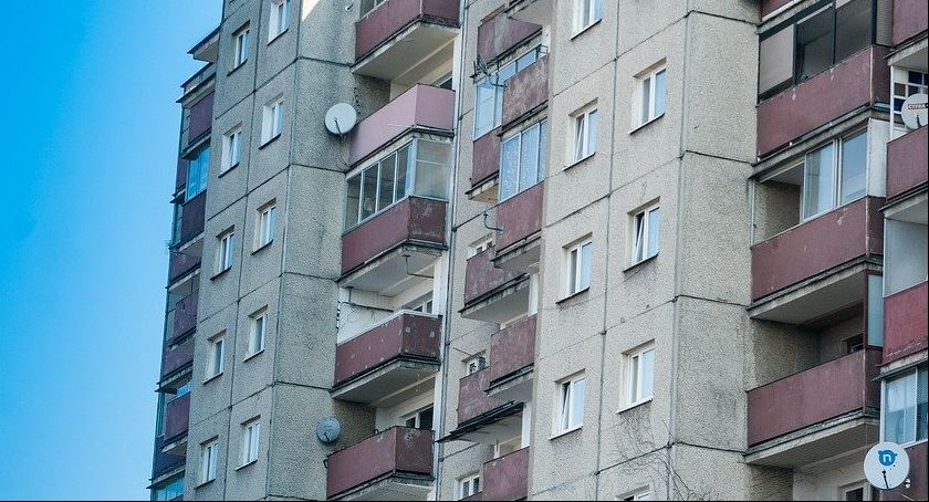 Tragedia w Płocku. 82-latka wypadła z okna