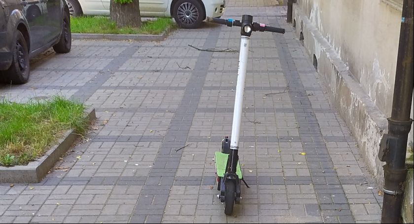 Rzecznik osób niepełnosprawnych apeluje: uważajcie, gdzie zostawiacie hulajnogi!