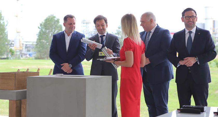 W PKN Orlen rusza budowa instalacji Visbreakingu. We wmurowanej kapsule czasu.... Tygodnik Płocki 