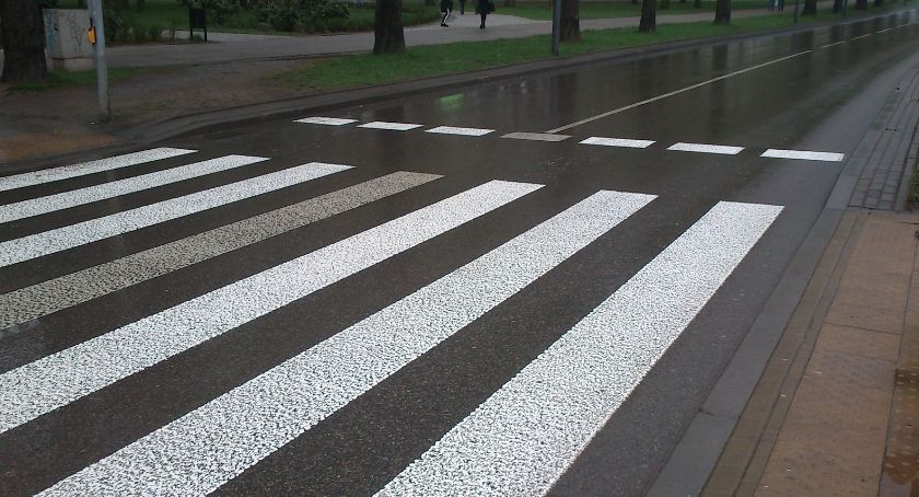 Piesza pod kołami audi. Wypadek na ul. Dworcowej