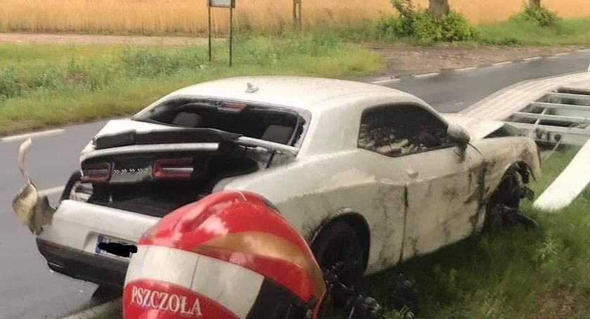 Dodge Challenger na drzewie. Kierowca wpadł w poślizg