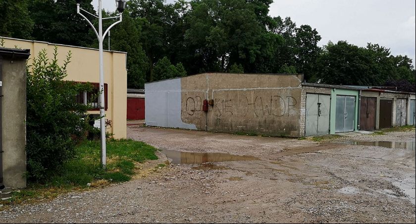 Przy garażach na ul. Bartniczej stały słupki niezgody. Komu śmieciarki niszczą drogę
