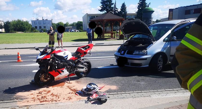Kierowca samochodu skręcił... Motocyklista trafił do szpitala  