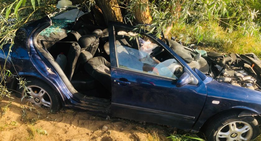 Wypadek na ul. Dobrzykowskiej. Dwie osoby zakleszczone w aucie [FOTO]