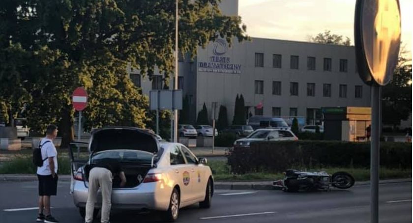 Wypadek pod teatrem. Motocyklista z pasażerką trafili do szpitala