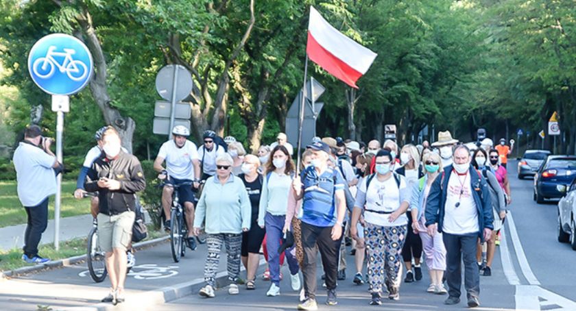 Płocczanie już na trasie do Częstochowy. Jako pierwsza idzie grupa biało-czerwona [ZDJĘCIA]