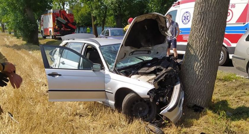 BMW uderzyło w drzewo. Akcja w Kobiernikach