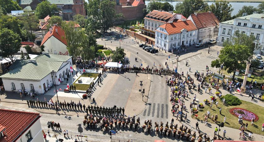 Kawaleria na ulicach Płocka. Pamięć miasta o bohaterach sprzed 100 lat [WIDEO,ZDJĘCIA, DRON]