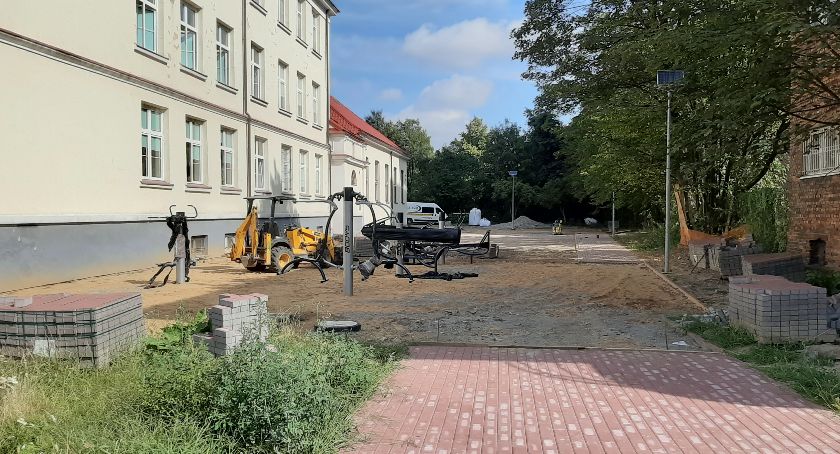 W centrum miasta powstaje nowe miejsce rekreacji. Są już pierwsze urządzenia