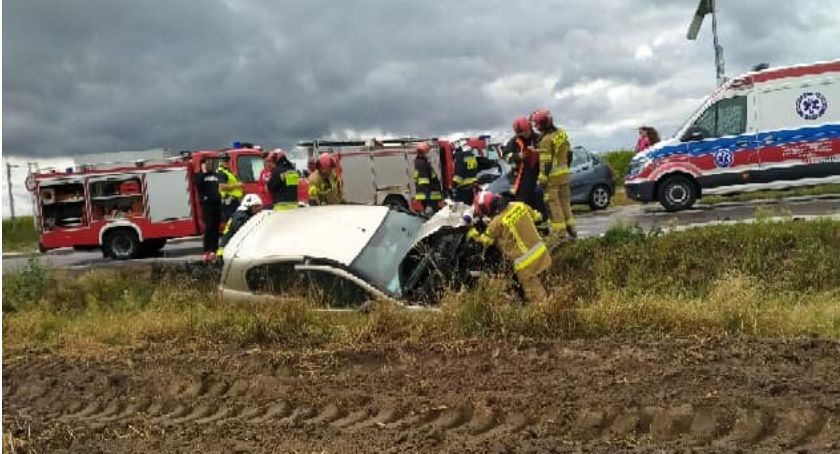 Wypadek w Bonisławiu. Utrudnienia w ruchu, nissan w rowie