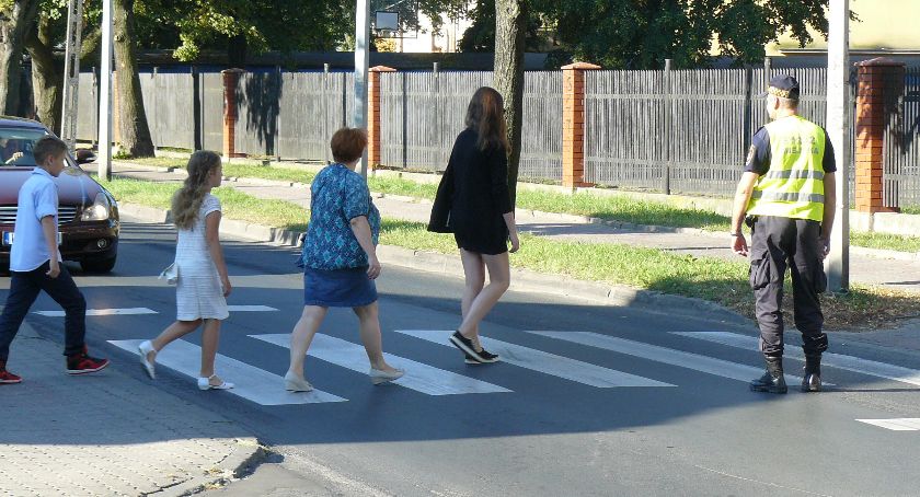 Szkoły pod obstawą straży miejskiej i policji. Żeby dzieci bezpiecznie dotarły na lekcje 