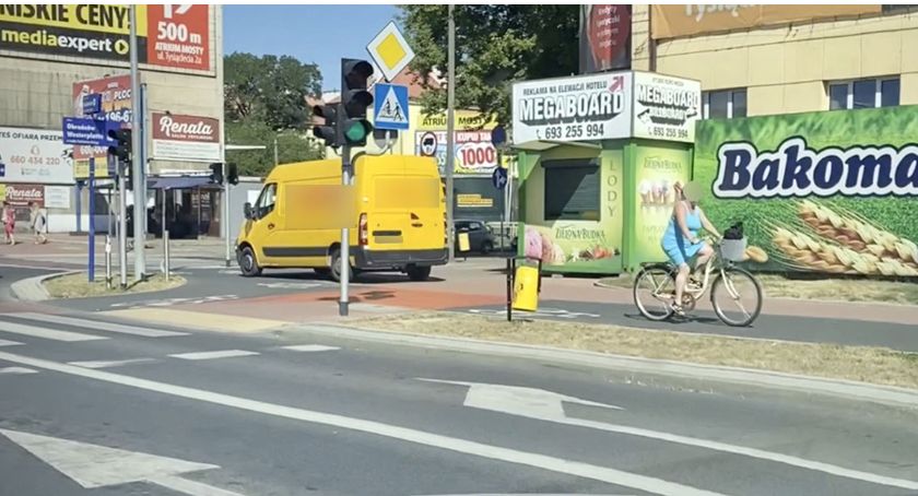 Co może zrobić kurier w Płocku. Paczka jak immunitet? [FILM]